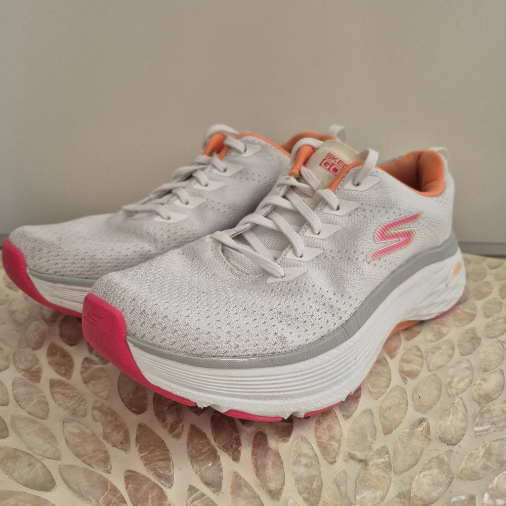 SKECHERS Max Cushioning Arch Fit White Walking Shoes Size 9